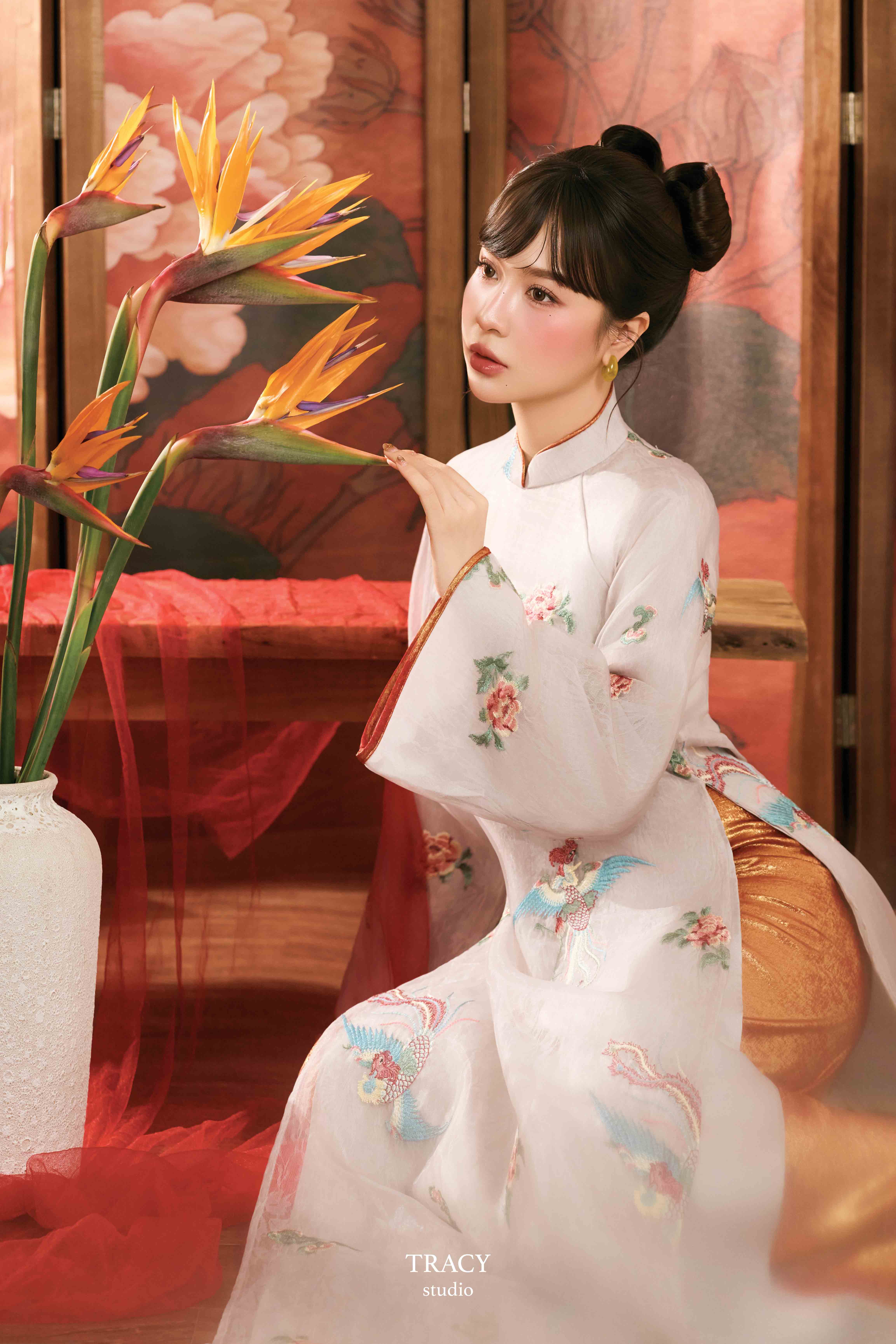 frontend/img/gallery/anh-tet-yem-ao-dai/tracy-studio-chup-concept-ao-dai-trinh-pham (2).jpg
